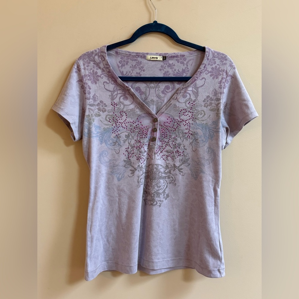 Levi’s Y2K Rhinestone Barbed Wire Heart Faded Graphic V-Neck Short Sleeve Shirt